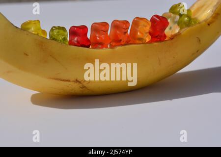 Des ours délicieux colorés en bateau banane sur fond blanc Banque D'Images