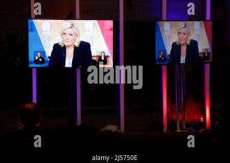 Une photo montre un écran de télévision montrant le candidat à la présidence du parti d'extrême-droite français rassemblement national (RN) Marine le Pen lors d'un débat télévisé en direct avec le président français et le candidat du parti de la République en marche (LREM) pour la réélection Emmanuel Macron, diffusé sur les chaînes de télévision françaises TF1 et France 2, Dans une salle d'observation des studios accueillant le débat à Saint-Denis, au nord de Paris, avant le deuxième tour de l'élection présidentielle française. - Les électeurs français se dirigent vers les urnes pour un vote de deuxième tour entre Macron et le Pen le 24 avril 2022. Photo de Ludovic Marin/Pool/ABACAPRESS.CO Banque D'Images