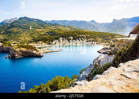 Superbe vue sur l'entrée du port de la destination touristique populaire Port de Soller en journée, le week-end avec un soleil chaud. Banque D'Images