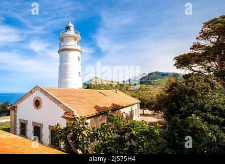 Phare appelé Far del Cap gros illuminé de la lumière du soleil à un jour chaud au printemps situé dans le port de soller, Majorque, Espagne. Banque D'Images