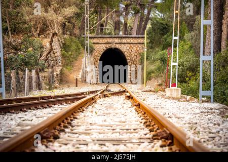 Chemin de fer historique rusty étroit situé à la crête de montagne de Serra de Tramuntana du train nostalgique appelé Tren de Sóller mène dans un tunnel Banque D'Images