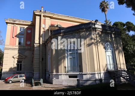 Napoli - Prospetto posteriore del Dipartimento di Biologia Vegetale nel Real Orto Botanico Banque D'Images