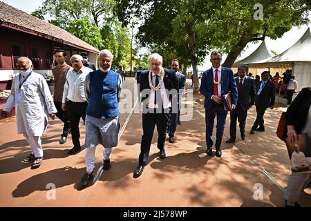 Le Premier ministre Boris Johnson (au centre) se promène avec l'éducateur indien en matière d'environnement Kartikeya Sarabhai (quatrième à gauche) et le ministre en chef de l'État du Gujarat Bhupendra Patel (troisième à gauche), à l'Ashram Sabarmati du Mahatma Gandhi à Ahmedabad, lors d'une visite culturelle de deux jours en Inde. Date de la photo: Mercredi 20 avril 2022. Banque D'Images