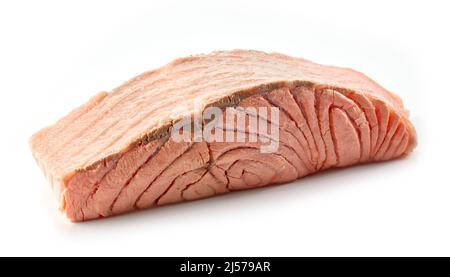 morceau de filet de saumon cuit à la vapeur isolé sur fond blanc Banque D'Images