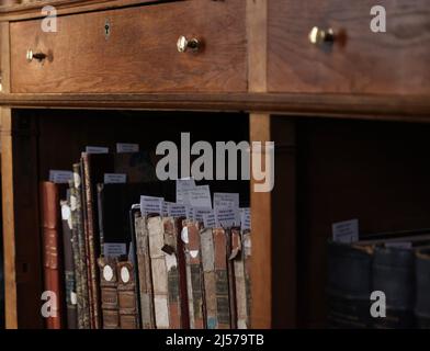 Paris, France. 20th avril 2022. Photo prise le 20 avril 2022 montre des livres à la Bibliothèque¨¨que Mazarine, ou la Bibliothèque Mazarine, à Paris, France. Credit: Gao Jing/Xinhua/Alamy Live News Banque D'Images