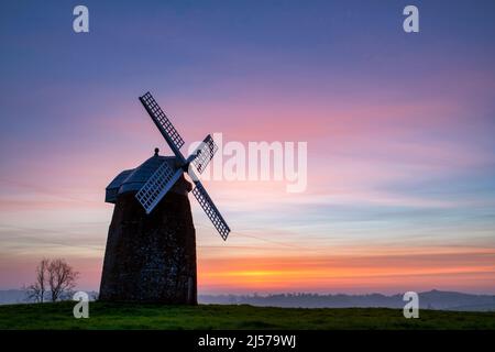 Moulin à vent Tysoe sur Windmill Hill au lever du soleil au printemps. Upper Tysoe, Warwickshire, Angleterre Banque D'Images