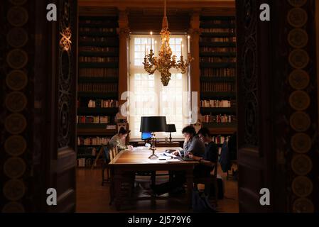 Paris, France. 20th avril 2022. Photo prise le 20 avril 2022 montre une vue interne de la Bibliothèque¨¨que Mazarine, ou Bibliothèque Mazarine, à Paris, France. Credit: Gao Jing/Xinhua/Alamy Live News Banque D'Images