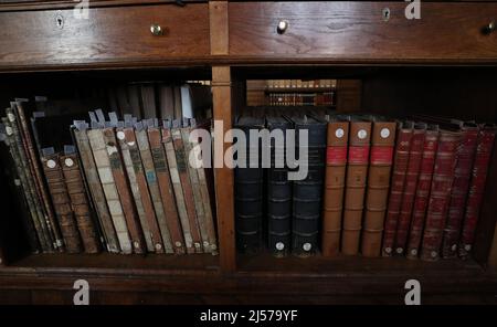 Paris, France. 20th avril 2022. Photo prise le 20 avril 2022 montre des livres à la Bibliothèque¨¨que Mazarine, ou la Bibliothèque Mazarine, à Paris, France. Credit: Gao Jing/Xinhua/Alamy Live News Banque D'Images