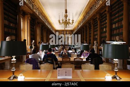 Paris, France. 20th avril 2022. Photo prise le 20 avril 2022 montre une vue interne de la Bibliothèque¨¨que Mazarine, ou Bibliothèque Mazarine, à Paris, France. Credit: Gao Jing/Xinhua/Alamy Live News Banque D'Images