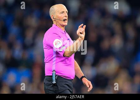 Arbitre Mike Dean en action pendant le match Banque D'Images