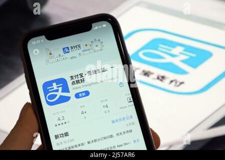 YICHANG, CHINE - le 21 AVRIL 2022 - Un téléphone portable présente l'interface Alipay à Yichang, province de Hubei, Chine, le 21 avril 2022. La banque d'affaires nette Banque D'Images