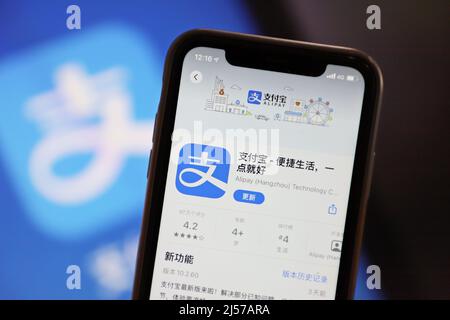 YICHANG, CHINE - le 21 AVRIL 2022 - Un téléphone portable présente l'interface Alipay à Yichang, province de Hubei, Chine, le 21 avril 2022. La banque d'affaires nette Banque D'Images