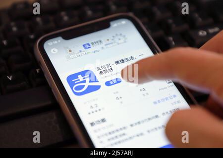 YICHANG, CHINE - le 21 AVRIL 2022 - Un téléphone portable présente l'interface Alipay à Yichang, province de Hubei, Chine, le 21 avril 2022. La banque d'affaires nette Banque D'Images