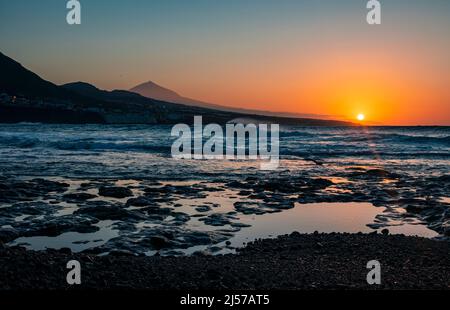 Coucher de soleil sur la plage de Punto del Hildago sur la côte nord des îles Canaries de Ténérife, avec volcan Tiede en arrière-plan. Banque D'Images