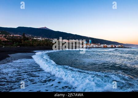 Promenade matinale le long de Playa jardin dans la ville de Puerto de la Cruz dans le nord des îles Canaries de Ténérife Banque D'Images