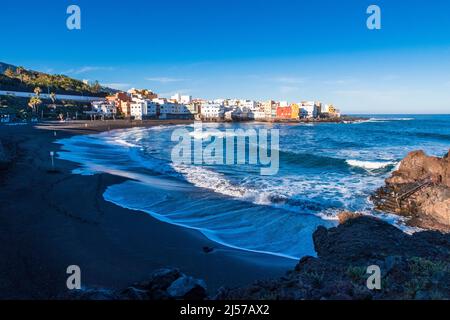 Promenade matinale le long de Playa jardin dans la ville de Puerto de la Cruz dans le nord des îles Canaries de Ténérife Banque D'Images