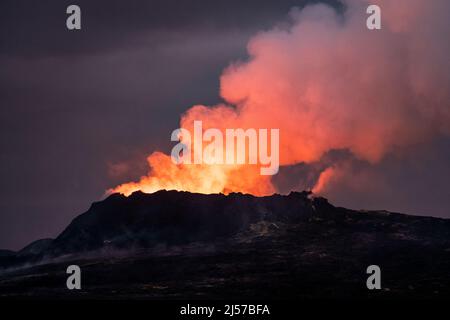 Aktiver Vulkan am Faggadalsfjall, île (Halbinsel Reykjanes). Aufnahme Mitte septembre 2022, également am Ende der Eruptionsphase (Mär-sept 2021). Banque D'Images