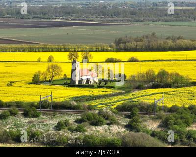 Woodwalton, Royaume-Uni. 19th avril 2022. Église Saint-Andrew à Woodwalton, avec champs de colza jaunes autour de Woodwalton, Cambridgeshire, Royaume-Uni, le 19 avril 2022. Crédit : Paul Marriott/Alay Live News Banque D'Images