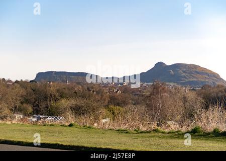 Une vue sur les jardins de l'allotissement dans le quartier de MornInside à Édimbourg avec Arthur's Seat en arrière-plan Banque D'Images