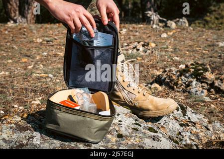 Trousse de premiers secours de l'armée militaire. Médaillé de soldat camouflé. Banque D'Images