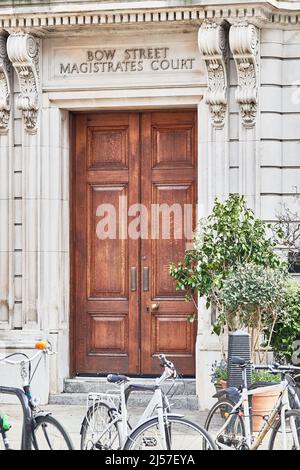 Porte d'entrée du célèbre ancien tribunal de la magistrature, aujourd'hui un hôtel de Nomad, sur Bow Street, Covent Garden, Londres, Angleterre. Banque D'Images
