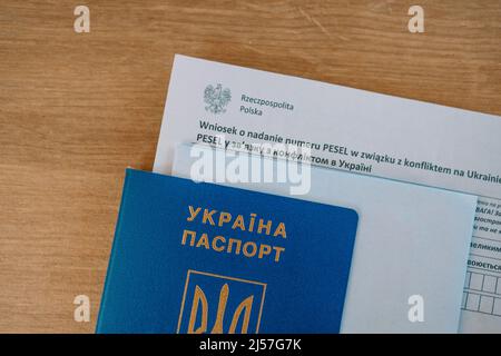 Document PESEL, passeport ukrainien et stylo sur fond de table blanc. Banque D'Images