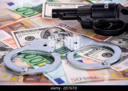 menottes et une arme sur l'argent Banque D'Images