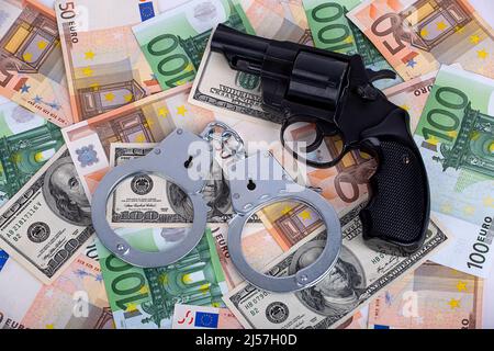 menottes et une arme sur l'argent Banque D'Images