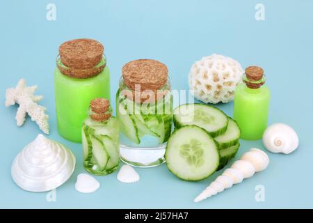 Concombre soin de la peau et du corps avec produits hydratants naturels en bouteilles de verre. Utilisé aussi comme après le soin du soleil pour refroidir les coups de soleil. Banque D'Images