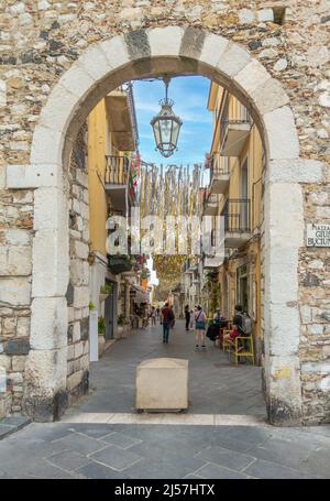 Taormina (Sicilia, Italie) - Une vue historique sur le centre de la ville touristique dans la province de Messine, île de Sicile pendant l'été, célèbre pour son vieux théâtre Banque D'Images