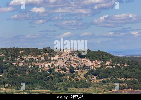 Vue panoramique sur l'ancien village Lacoste, ruines de son château sur les Préalpes français. Vaucluse, Provence, France Banque D'Images