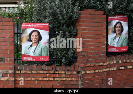 La campagne signe le Dr Michelle Ananda-Rajah, candidate du Parti travailliste à l'électorat fédéral de Higgins, à la clôture d'une maison de banlieue Banque D'Images