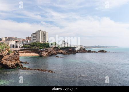 Vue sur la plage de sable Plage du Port Vieux depuis les rochers Rocher de la Vierge. Biarritz, pays basque français Banque D'Images