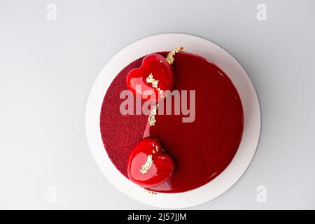 Miroir rouge à moitié vitrifié et entrées en velours avec mini coeurs et or Banque D'Images