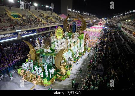 Rio de Janeiro, Brésil. 20th avril 2022. Les fêtards participent au défilé de carnaval à Rio de Janeiro, au Brésil, le 20 avril 2022. Le défilé de carnaval, qui a été reporté de sa date d'origine en février en raison de la propagation de la variante Omicron, a débuté ici mercredi soir. Crédit: Wang Tiancong/Xinhua/Alamy Live News Banque D'Images