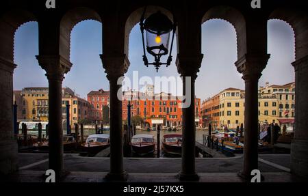 Intérieur du palais CA' Loredan, 13th-siècle, style roman, ancien palais de la famille Loredan, Grand Canal, Venecia, Vénétie, Italie, Europe. Banque D'Images