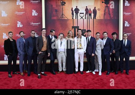 Los Angeles, États-Unis. 21st avril 2022. Acteurs (G-D) Zack Schor, Justin Chambers, Eric Balfour, Matthew Goode, Patrick Gallo, Nora Arnezeder, Miles Teller, Colin Hanks, Burn Gorman, Michael Gandolfini, Anthony Ippolito et Giovanni Ribisi se réunissent pour une séance photo lors de la première de la nouvelle série de drame biographique Paramount « The Offer » aux studios Paramount à Los angles le mercredi 20 avril 2022. Scénario : le producteur Oscar Albert S. Ruddy a jamais révélé des expériences de fabrication du « parrain » (1972). Photo de Jim Ruymen/UPI crédit: UPI/Alay Live News Banque D'Images