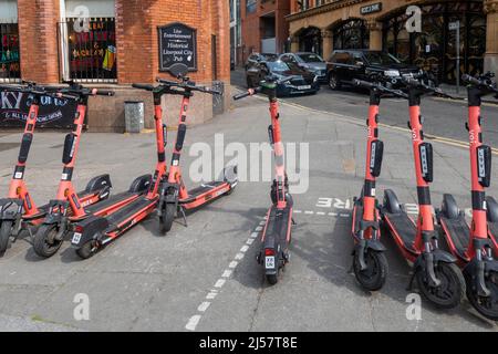 Trottinettes VOI à Liverpool Banque D'Images