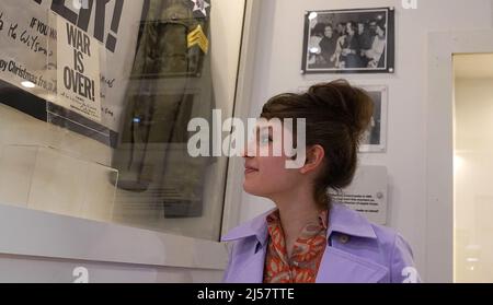 Un visiteur regarde une carte de noël « la guerre est finie », envoyée en 1960s par John Lennon et Yoko Ono au premier ministre de l'époque Harold Wilson, qui a été dévoilée par Tony Brawmell au musée des Beatles à Liverpool. Date de la photo : jeudi 21 avril 2022. Banque D'Images