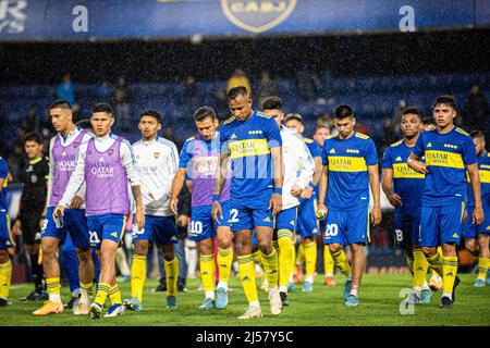 Buenos Aires, Argentine. 20th avril 2022. Joueurs de Boca Juniors en action pendant le match entre Boca Juniors et Godoy Cruz dans le cadre de Copa de la Liga 2022 à Estadio Alberto J. Armando.(score final; Boca Juniors 1:1 Godoy Cruz) Credit: SOPA Images Limited/Alay Live News Banque D'Images