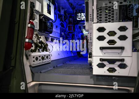 Intérieur de l'espace de chargement arrière du camion tactique blindé éclairé par une lumière bleue. Banque D'Images