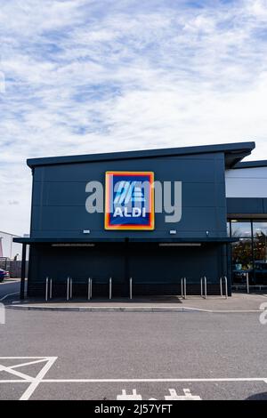 Ipswich Suffolk UK avril 08 2022: Extérieur du populaire supermarché allemand à prix réduit Aldi, populaire auprès des acheteurs pendant la crise du coût de la vie Banque D'Images