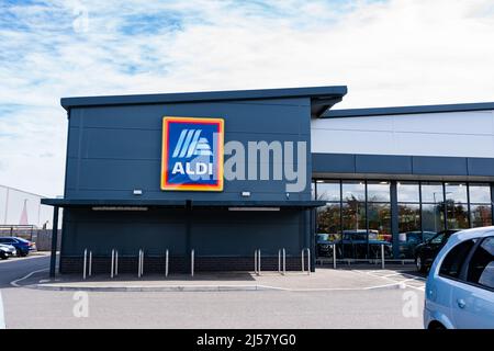 Ipswich Suffolk UK avril 08 2022: Extérieur du populaire supermarché allemand à prix réduit Aldi, populaire auprès des acheteurs pendant la crise du coût de la vie Banque D'Images