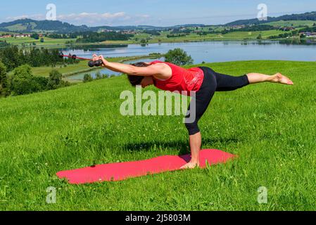 Femme faisant des exercices pilates avec barre vibrante Banque D'Images