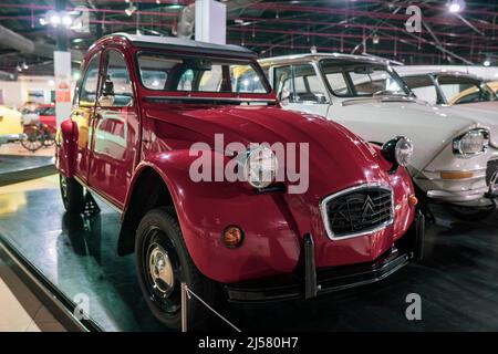 '7/31/2021 - Sharjah, eau: Citroën 2CV 1986 voiture française classique - Antique rouge. Banque D'Images