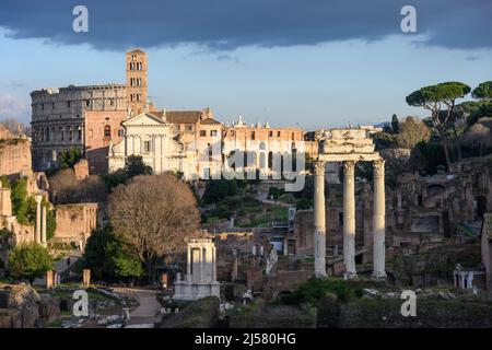 Vue sur le Forum romain depuis la colline du Capitole, avec le Colisée au loin, Rome, Italie. Banque D'Images
