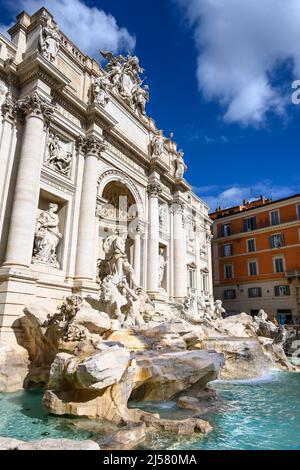 La fontaine de Trevi et le Palazzo poli sur la Piazza di Trevi, l'une des attractions touristiques les plus populaires de Rome, Lazio, Italie. Banque D'Images