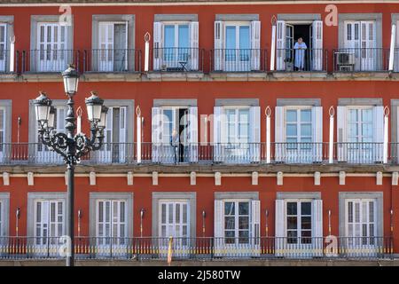 Fenêtres et balcons sur la façade des bâtiments entourant la Plaza Mayor, centre de Madrid, Espagne. Banque D'Images