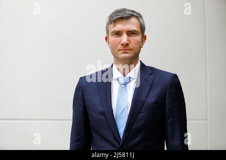 Portrait en demi-longueur de Dmytro Mautiuschenko, ministre conseiller de l'ambassade d'Ukraine en Espagne, regardant la caméra, sur un fond neutre an Banque D'Images