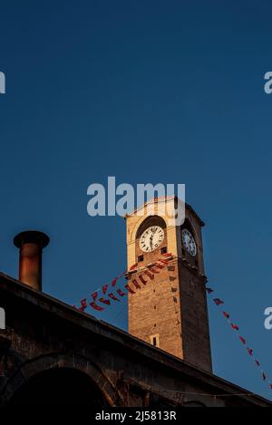 Ancienne tour historique de l'horloge appelée "Büyüksaat" dans la ville méridionale d'Adana, dans le pays de Turquie. 03.28.2022 Banque D'Images
